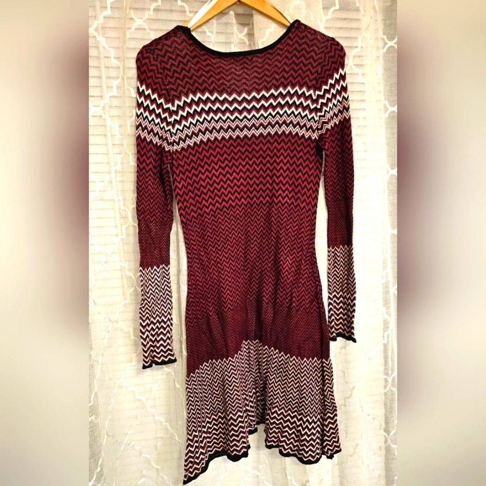 Elegant Zigzag Patterned Dress - Maroon and White - Picture 4 of 4